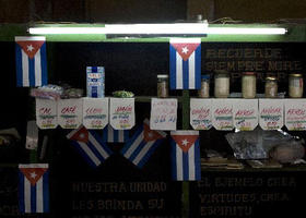 Anaqueles de una bodega en La Habana