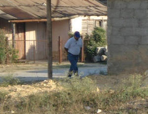El oficial Luis Pérez vigila en la Calle 20, esquina a 13 (San Germán), la casa del periodista Luis Felipe Rojas. (CE)
