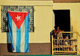 Cubanos esperan el pasaje de la urna con los restos de Fidel Castro rumbo al cementerio en Santiago de Cuba, el 4 de diciembre de 2016