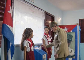 Raúl Castro vota en Cuba, en esta imagen de archivo