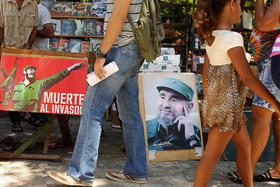 Venta de carteles de Fidel Castro en esta fotografía de archivo