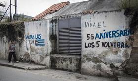 Consignas en una pared en Cuba