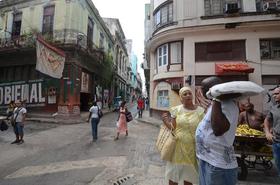 Cruce de calles en La Habana Vieja, Cuba. (Foto: Rui Ferreira.)