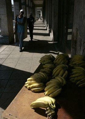 Venta de plátanos en un portal de La Habana, el 3 de junio de 2008. (REUTERS)
