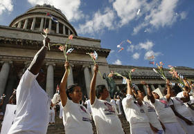 Familiares de los presos políticos se manifiestan frente al Capitolio, en La Habana, el 10 de diciembre de 2008. (AP) Familiares de los presos políticos se manifiestan frente al Capitolio