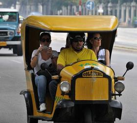 Un “cocotaxi” al servicio de los turistas extranjeros en Cuba