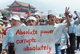 Periodistas del diario China Daily se unen a los estudiantes durante las protestas en la plaza de Tiananmen, el 17 de mayo de 1989