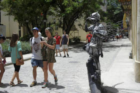 Beatriz Estevez, estudiante de derecho que trabaja como estatua viviente en La Habana, en esta foto de archivo del 15 de mayo de 2017. Gana dinero de los turistas como estatua viviente más que como profesional