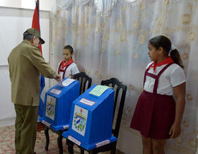 Raúl Castro vota en las últimas elecciones celebradas en Cuba