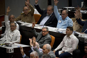 Raúl Castro vota durante una sesión para debatir el borrador de una nueva constitución en el Palacio de Convenciones en La Habana, Cuba, el viernes 21 de diciembre de 2018