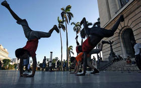 Niños practicando capoeira en las afueras del Capitolio de La Habana. (AFP)