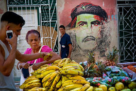 Vendedor callejero de productos agrícolas en Cuba
