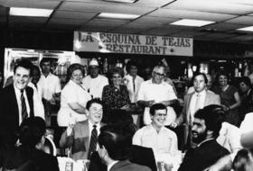 Ronald Reagan visita el restaurante La Esquina de Tejas en La Pequeña Habana. La imagen pertenece al libro Images of America, Little Havana, del historiador surfloridano Paul George