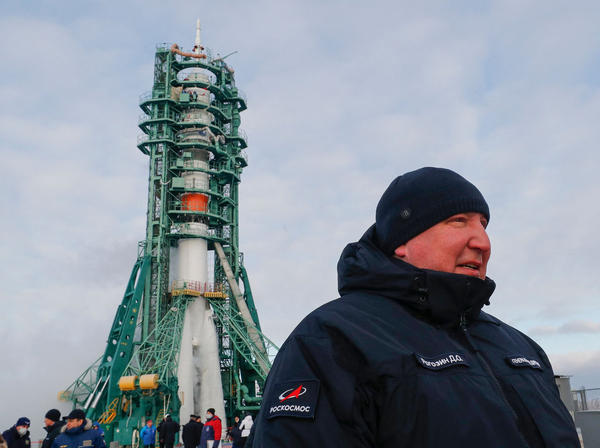 Dmitry Rogozin frente a la nave espacial Soyuz MS-20 en el cosmódromo de Baikonur el 8 de diciembre