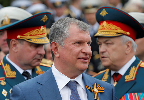 El jefe de Rosneft, Igor Sechin, espera la llegada del presidente ruso Vladimir Putin a Sebastopol en mayo de 2014