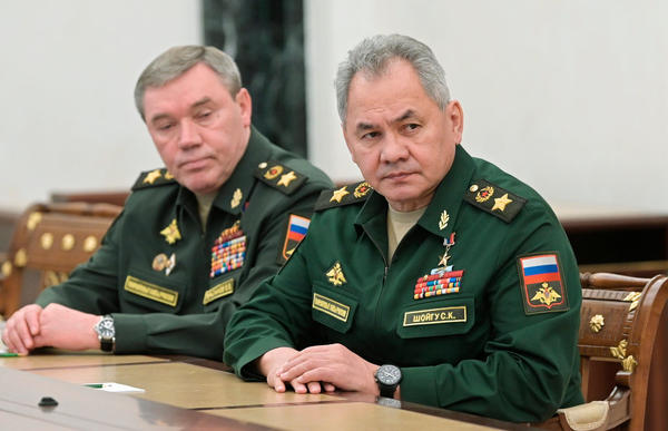 El ministro de Defensa ruso, Sergey Shoigu, a la derecha, y el primer viceministro de Defensa, Valery Gerasimov, en una reunión con el presidente Vladimir Putin en Moscú el 27 de febrero 2022