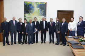 El presidente de Cuba, Miguel Díaz-Canel, y los ministros Ricardo Cabrisas y Rodrigo Malmierca junto a los empresarios y oligarcas rusos de visita en la Isla