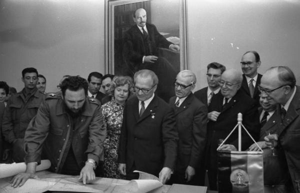 Fidel Castro en la entrega oficial a Eric Honecker, dirigente de la Alemania del Este (comunista), de un pedazo del territorio nacional (el islote Cayo Blanco del sur rebautizado con el nombre de Ernst Thälmann)
