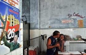Un hombre bromea con una amiga en un establecimiento donde venden huevos en Santiago de Cuba