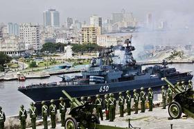 Militares cubanos saludan al destructor anti submarinos ruso Almirante Chabanenko