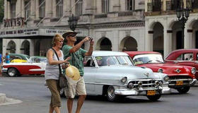 Turistas en La Habana en esta foto de archivo
