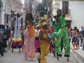 Artistas cubanos divierten a los turistas en las calles de La Habana