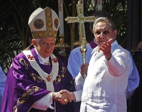 El papa Benedicto XVI y Raúl Castro al final de la misa oficiada en Plaza de la Revolución