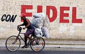 Un hombre en bicicleta por las calles de La Habana
