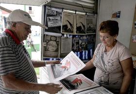 Un hombre adquiere en un estanquillo el “Proyecto de Documento base del Partido Comunista de Cuba”. La Habana, 14 de octubre de 2011. (EFE)
