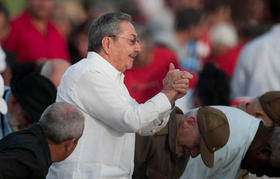 Raúl Castro supervisa las obras de ampliación del puerto del Mariel, que se ejecutan con el apoyo financiero de Brasil, en esta foto de archivo de 2011