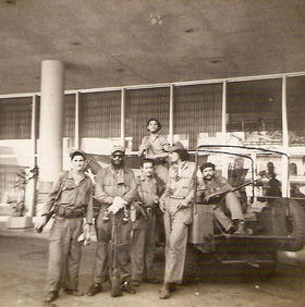 Miembros del Ejército Rebelde, en la entrada del entonces Hotel Habana Hilton. (FLICKR)