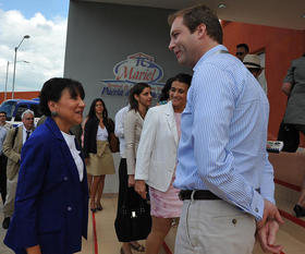 Charles Baker, director del la terminal de contenedores marítima de Mariel, da la bienvenida a las instalaciones a la secretaria de Comercio de Estados Unidos, Penny Pritzker (izquierda)