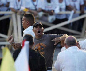 Incidente durante la misa del Papa en Santiago de Cuba, en que un hombre que gritó “Abajo el Comunismo” fue golpeado por una turba