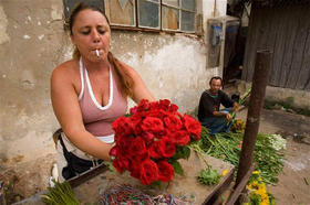 Vendedora de flores en La Habana, el 6 de septiembre de 2007. (AP)