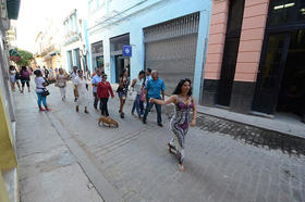 Una guía turística por cuenta propia conduce a un grupo de turistas extranjeros en un recorrido por la zona histórica de la capital cubana
