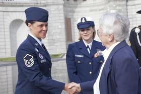 La sargento mayor Tessa Fontaine estrecha la mano de la presidenta de la Fundación Memorial de las Mujeres Militares, brigadier (retirada) Wilma L Vaught, en la ceremonia del Día de la Recordación de los Caídos en Arlington, Virginia, el 20 de mayo de 2014