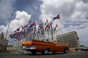 Banderas cubanas frente a la que ha vuelto a ser embajada de Estados Unidos en La Habana