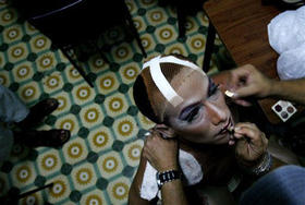 Preparación para un perfomance con motivo del Día Mundial contra la Homofobia, en La Habana el 16 de mayo de 2008. (AP)