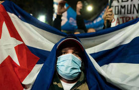 Un manifestante sostiene una bandera cubana durante una manifestación contra el gobierno cubano, en esta foto de archivo