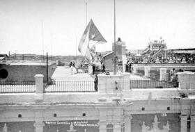 La bandera cubana es izada en lugar de la estadounidense el 20 de mayo de 1902 en La Habana