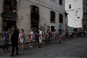 Cubanos hacen fila para ingresar a una tienda que vende productos en dólares estadounidenses en La Habana, Cuba, en esta foto de archivo