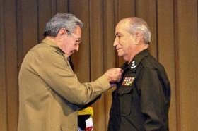 Raúl Castro condecora al general Fernández Gondín como Héroe de la República de Cuba, en esta foto de archivo