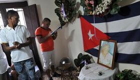 Un hombre firma el libro de condolencias por la muerte de Laura Pollán, líder de las Damas de Blanco, el sábado 15 de octubre de 2011, en La Habana