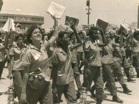 Alfabetizadoras cubanas en esta foto de archivo