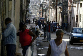 Transeúntes en una calle de La Habana, el 14 de diciembre de 2008. (AP)