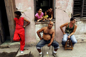Una familia, en Santiago de Cuba, en diciembre pasado. (AFP)