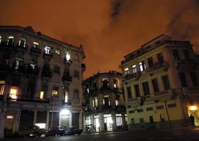 Vista nocturna de una calle de La Habana