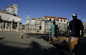 Trabajadores de la construcción en La Habana, el 29 de octubre de 2008. (AP)