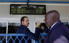 En el aeropuerto José Martí, a la espera de un vuelo procedente de Miami. (AP)