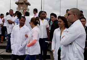 Médicos cubanos que desertaron de las misiones médicas de Venezuela protestan en Bogotá